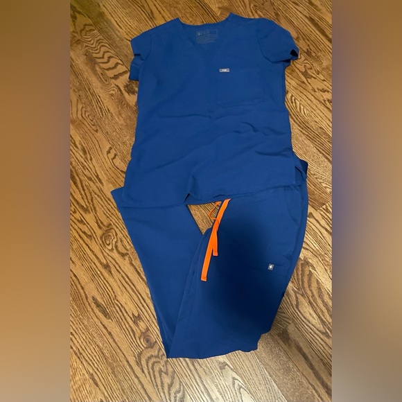 Figs scrub set X-Small Tall pants/ XSmall Top - Picture 3 of 8